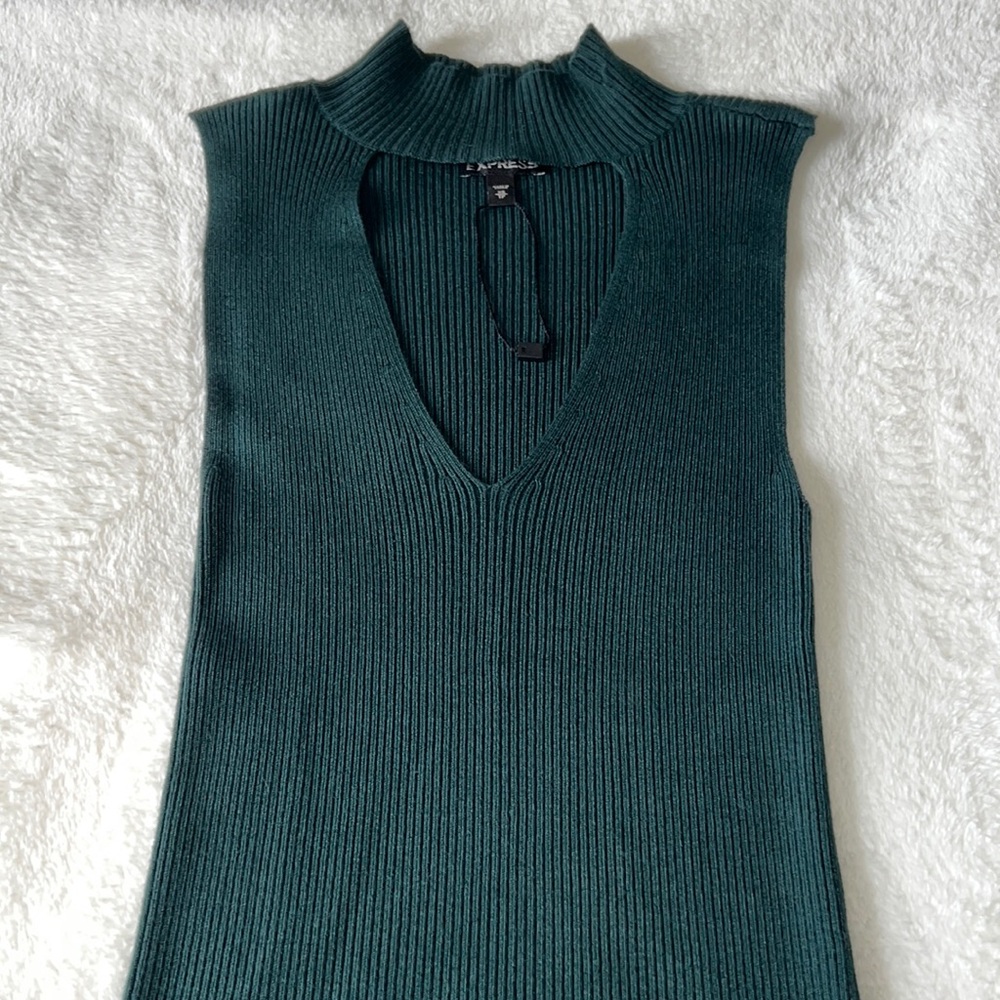 NWOT HUNTER GREEN KEYHOLE EXPRESS SHIRT